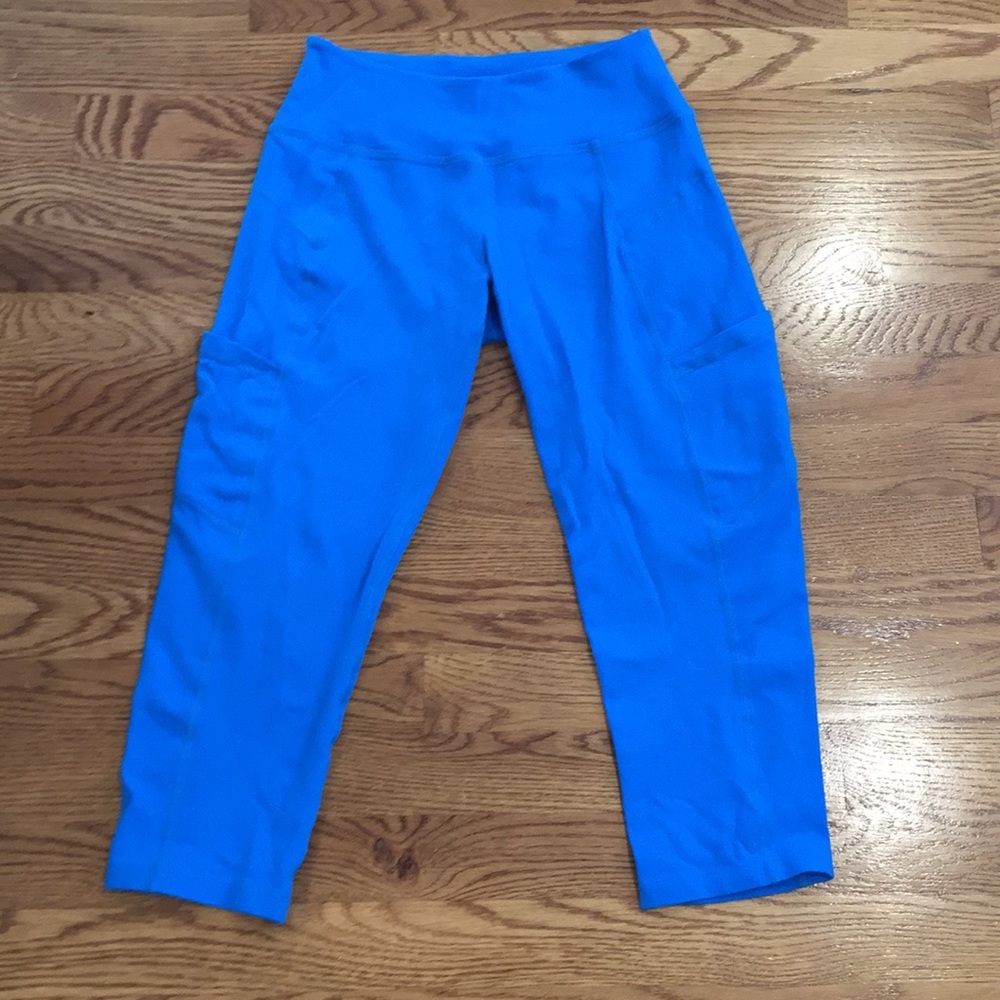 Beyond Yoga Crop/Capri legging with Cargo Pockets